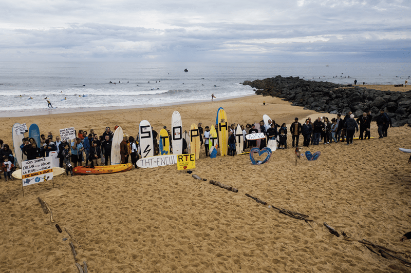 La communauté surf des Landes et du Pays Basque s'est mobilisée dimanche 19 mai contre le passage de la ligne de 400 00 volts dans les Landes. © Seb Picaud